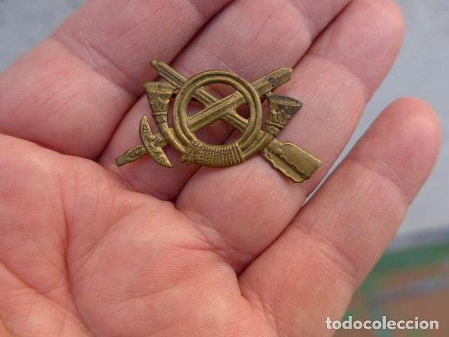 Militaria: EMBLEMA DE INFANTERIA PARA GORRA GUERRA CIVIL INSIGNIA