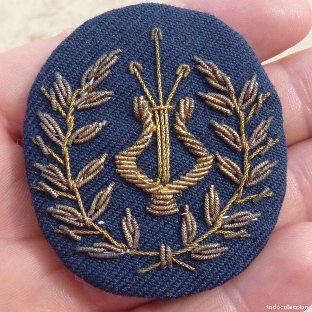 Militaria: Antigua insignia de banda de musica bordada en hilo metalico. 5x5,7cm.