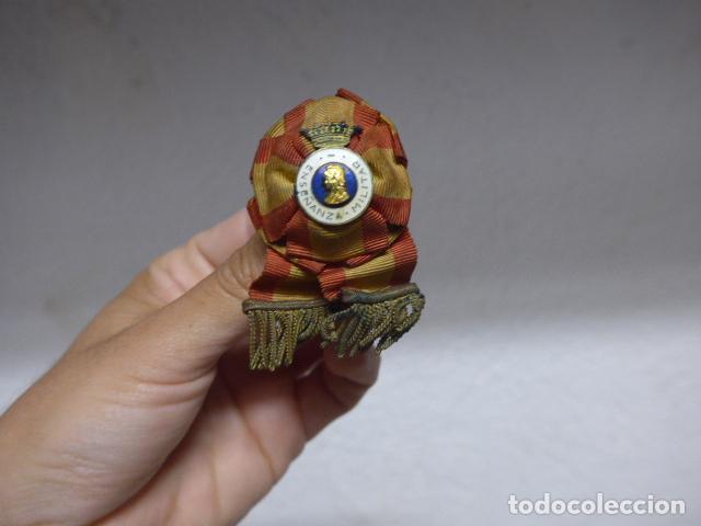 Militaria: Antigua escarapela con la insignia de Ense&ntilde;anza militar franquista, original, epoca de Franco.