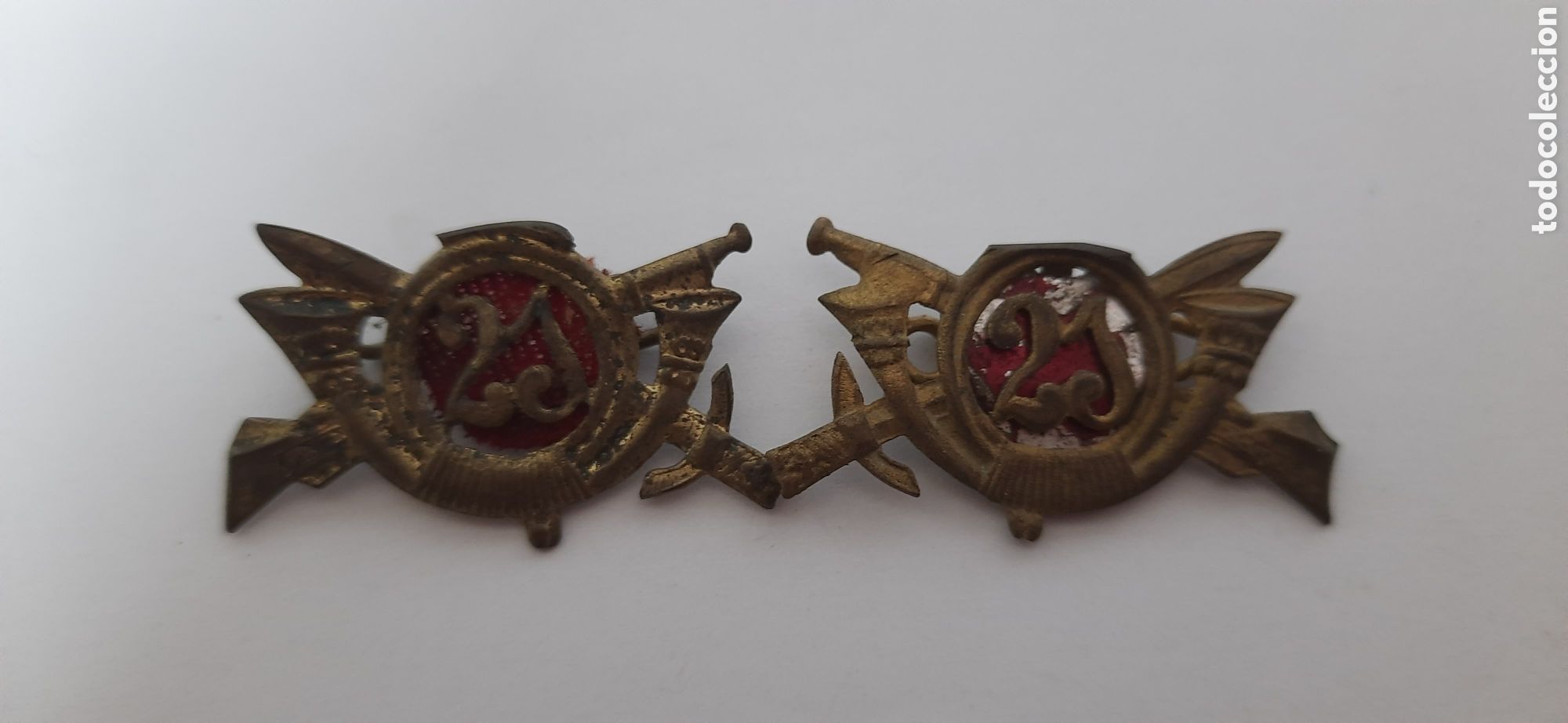 Militaria: PAREJA INSIGNIAS DE CUELLO REGIMIENTO DE INFANTERIA N&ordm;21 EPOCA ALFONSO III Republicanizadas
