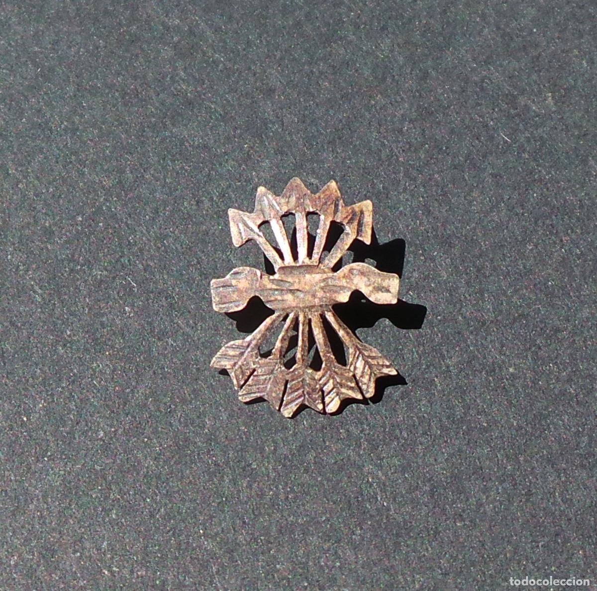Military Antiques: INSIGNIA PATRI&Oacute;TICA. FALANGE. YUGO Y FLECHAS. EN PLATA. 1,4 CM DE ALTO.