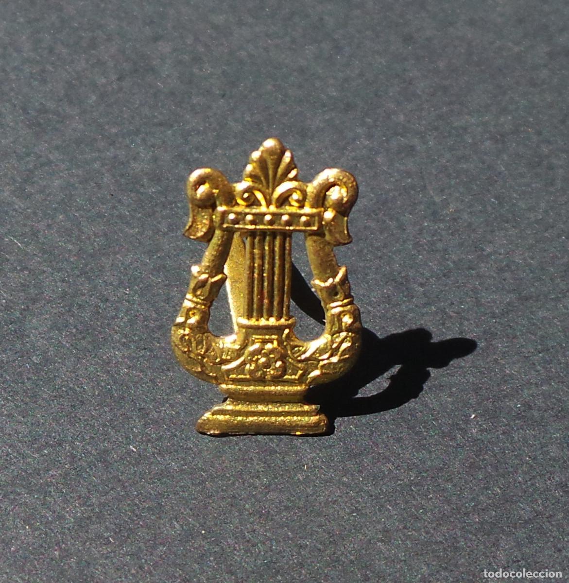 Military Antiques: DISTINTIVO LIRA. M&Uacute;SICO MILITAR. 2 CM DE ALTO.