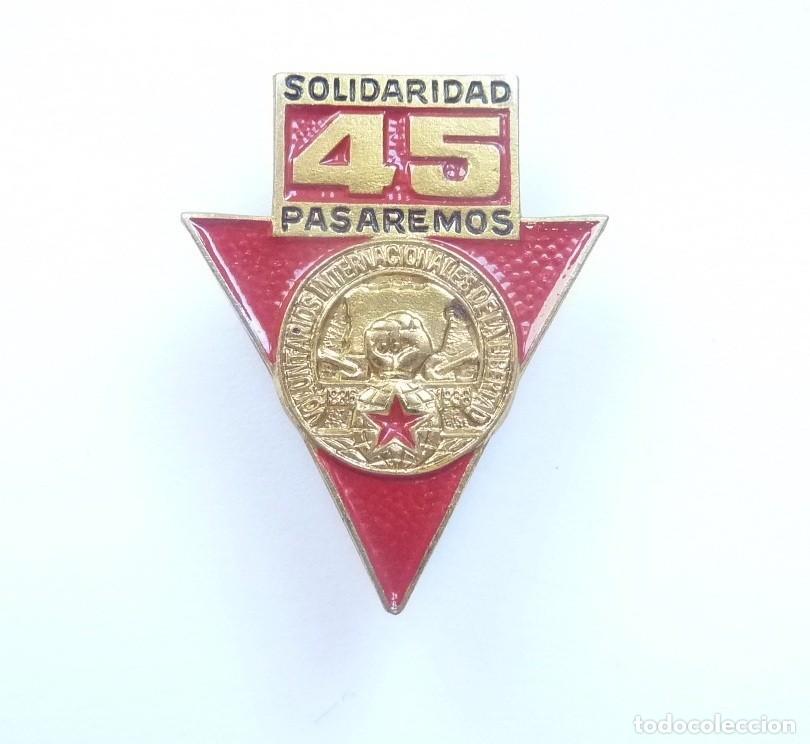 Militaria: Brigadas Internacionales: Emblema conmemorativo 45 Aniversario - Insignia Alemania RDA. Distintivo