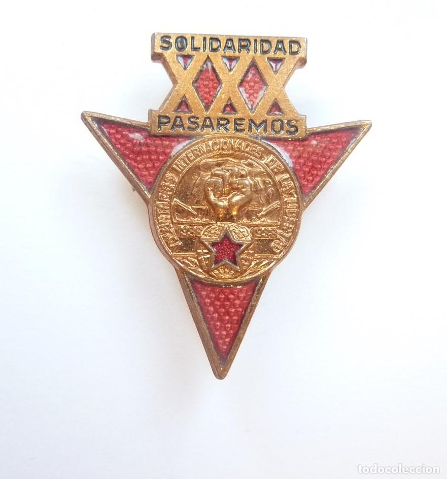 Militaria: Emblema conmemorativo 30 Aniversario Brigadas Internacionales Insignia Alemania RDA Modelo esmaltado