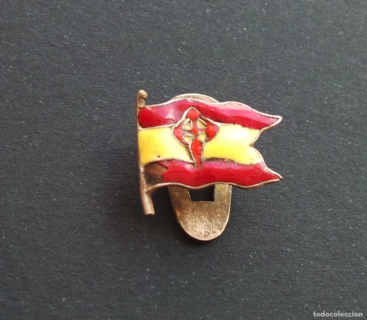 Militaria: DISTINTIVO PATRI&Oacute;TICO BANDERA DE ESPA&Ntilde;A CON CRUZ DE SANTIAGO, ESMALTADA AL FUEGO.