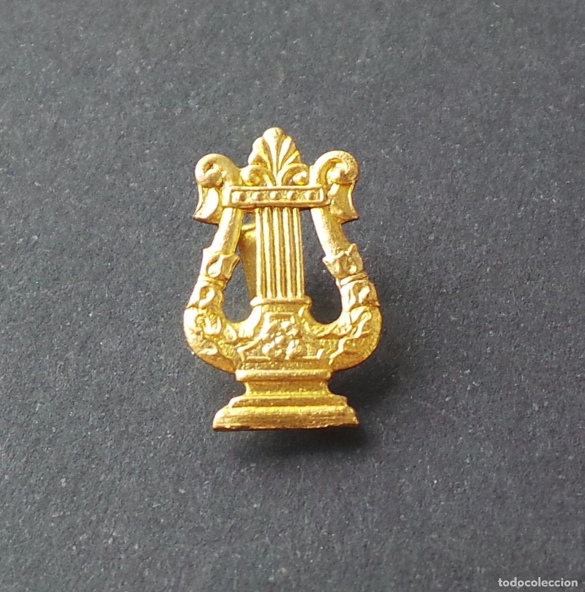 Militaria: DISTINTIVO LIRA. M&Uacute;SICO MILITAR. 2 CM DE ALTO.