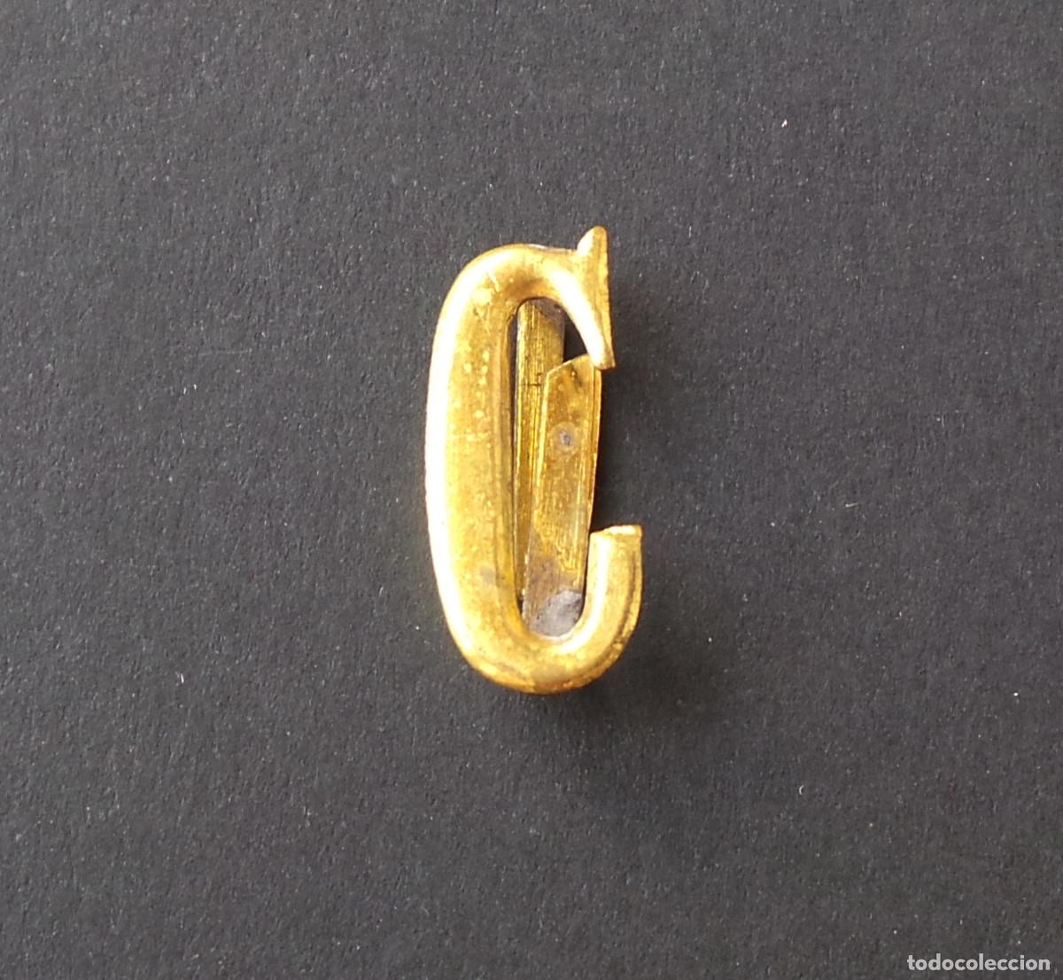 Militaria: INSIGNIA DISTINTIVO LETRA C.- 2 CM DE ALTO. APROX.