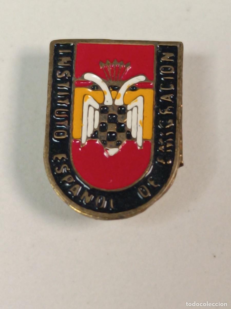Militaria: INSIGNIA ESCUDO METALICO DE INSTITUTO ESPA&Ntilde;OL DE EMIGRACION