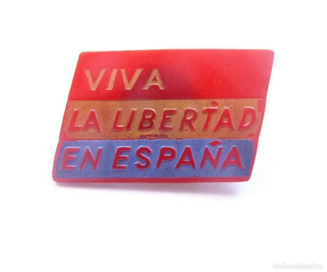 Militaria: Checoslovaquia: Insignia republicana antifranquista - Emblema Viva la Libertad en Espa&ntilde;a.