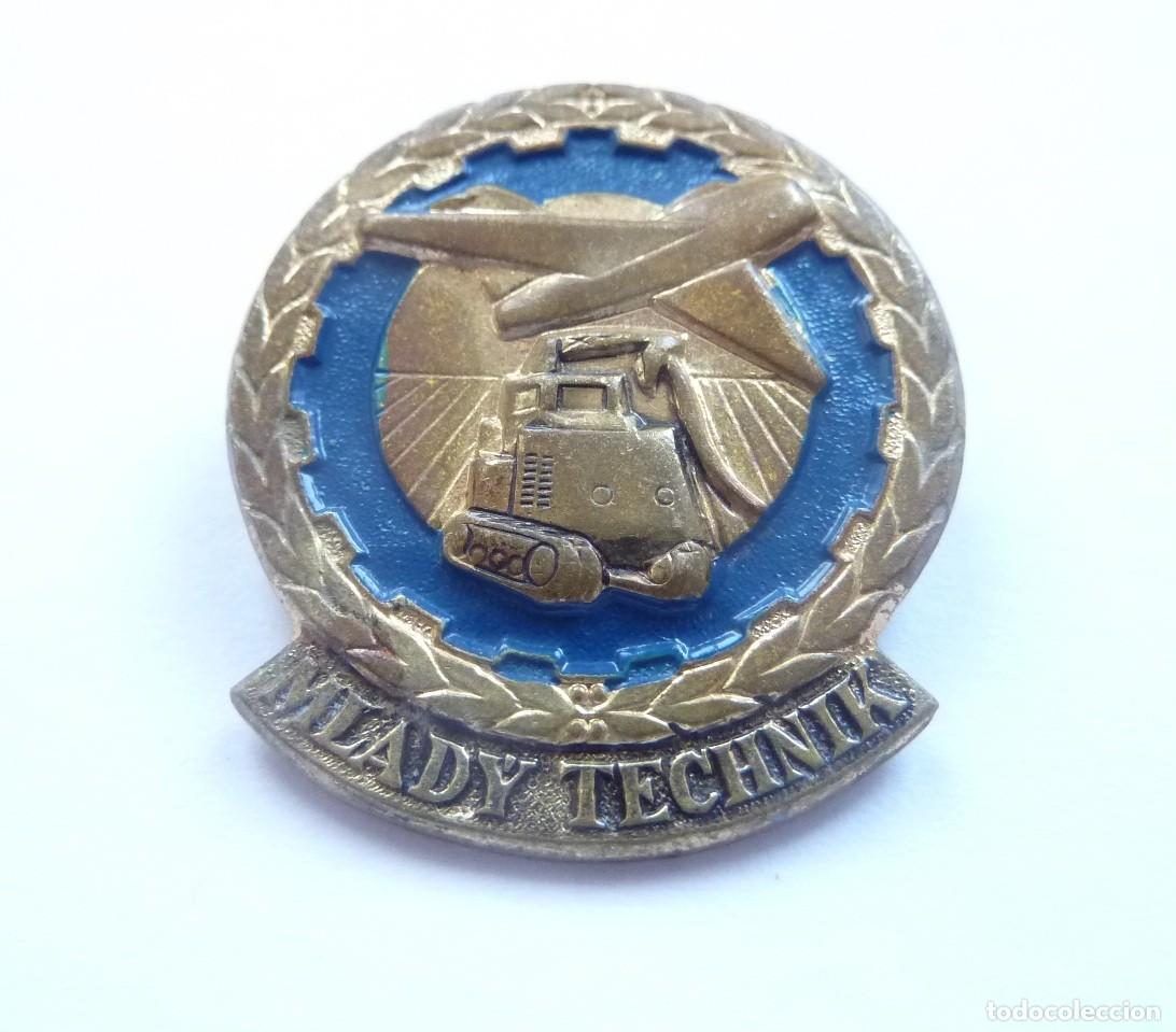 Militaria: Checoslovaquia: Insignia de joven t&eacute;cnico - Rep&uacute;blica Checa y Eslovaquia: Antiguo emblema pioneros