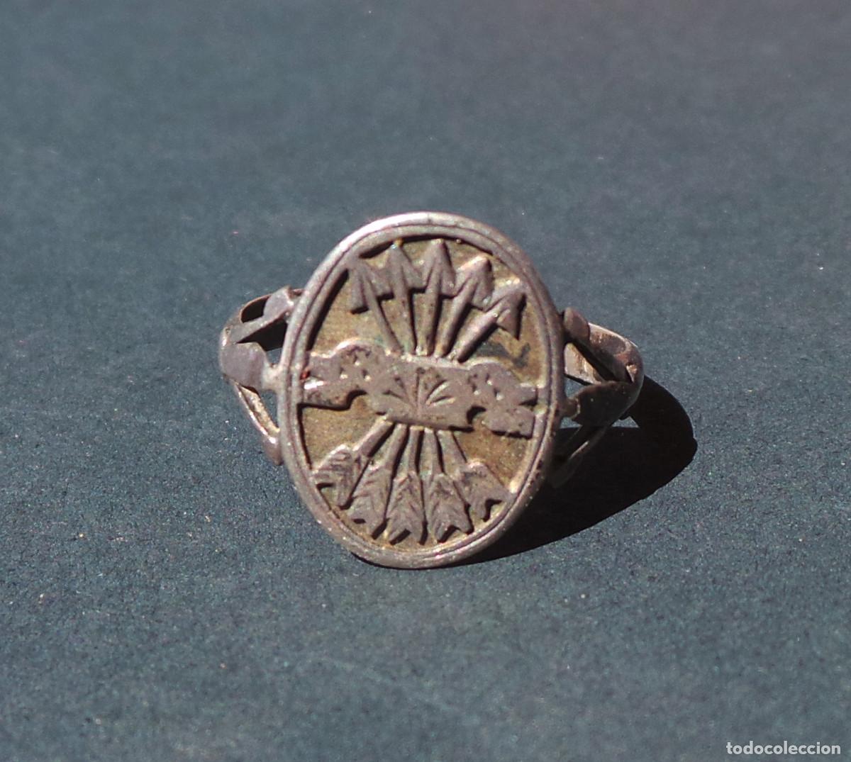 Militaria: ANILLO DE PLATA ASOCIADO CON LA FALANGE ESPA&Ntilde;OLA DURANTE LA &Eacute;POCA DE LA GUERRA CIVIL.