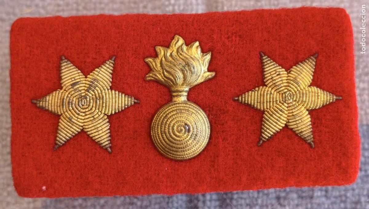 Militaria: Ej&eacute;rcito Espa&ntilde;ol. Galleta porta divisas para un teniente de Artiller&iacute;a.