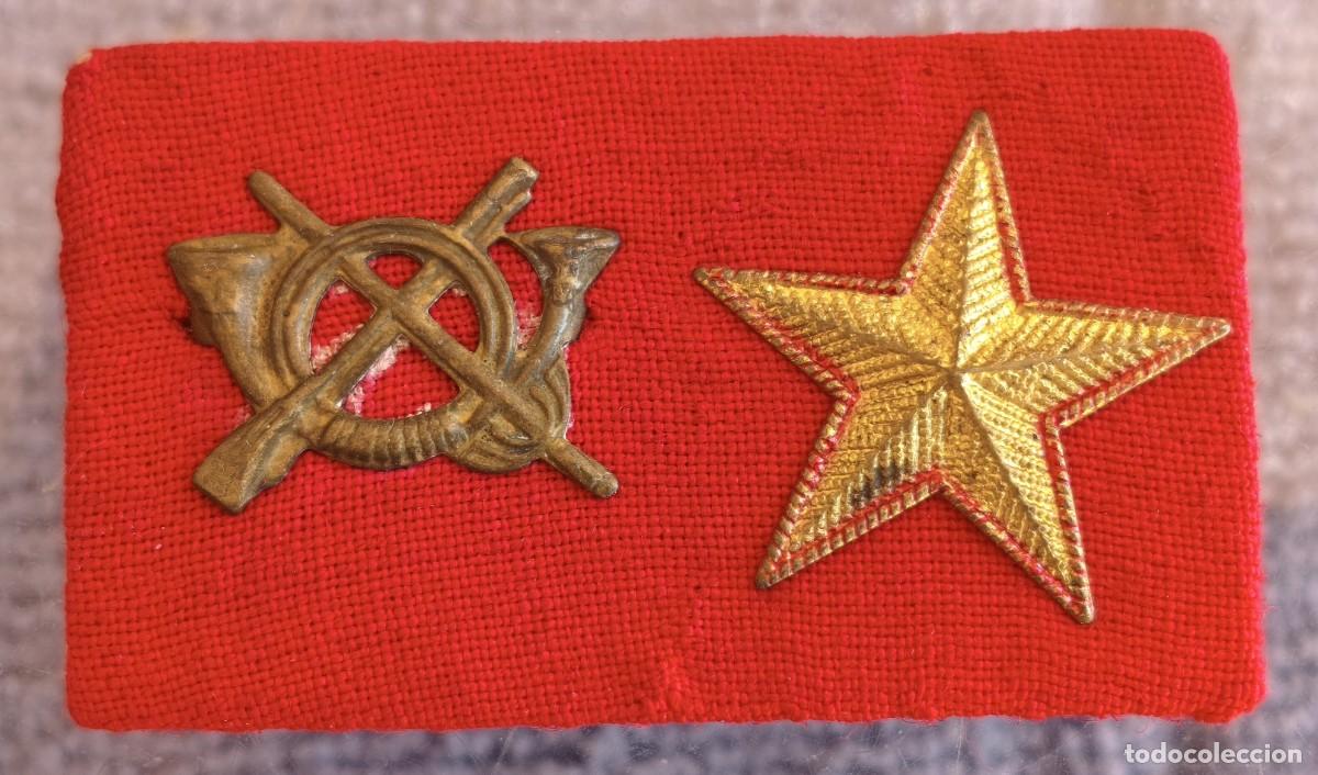 Militaria: Ej&eacute;rcito Espa&ntilde;ol. Peque&ntilde;a galleta porta divisas para un Subteniente de Infanter&iacute;a.