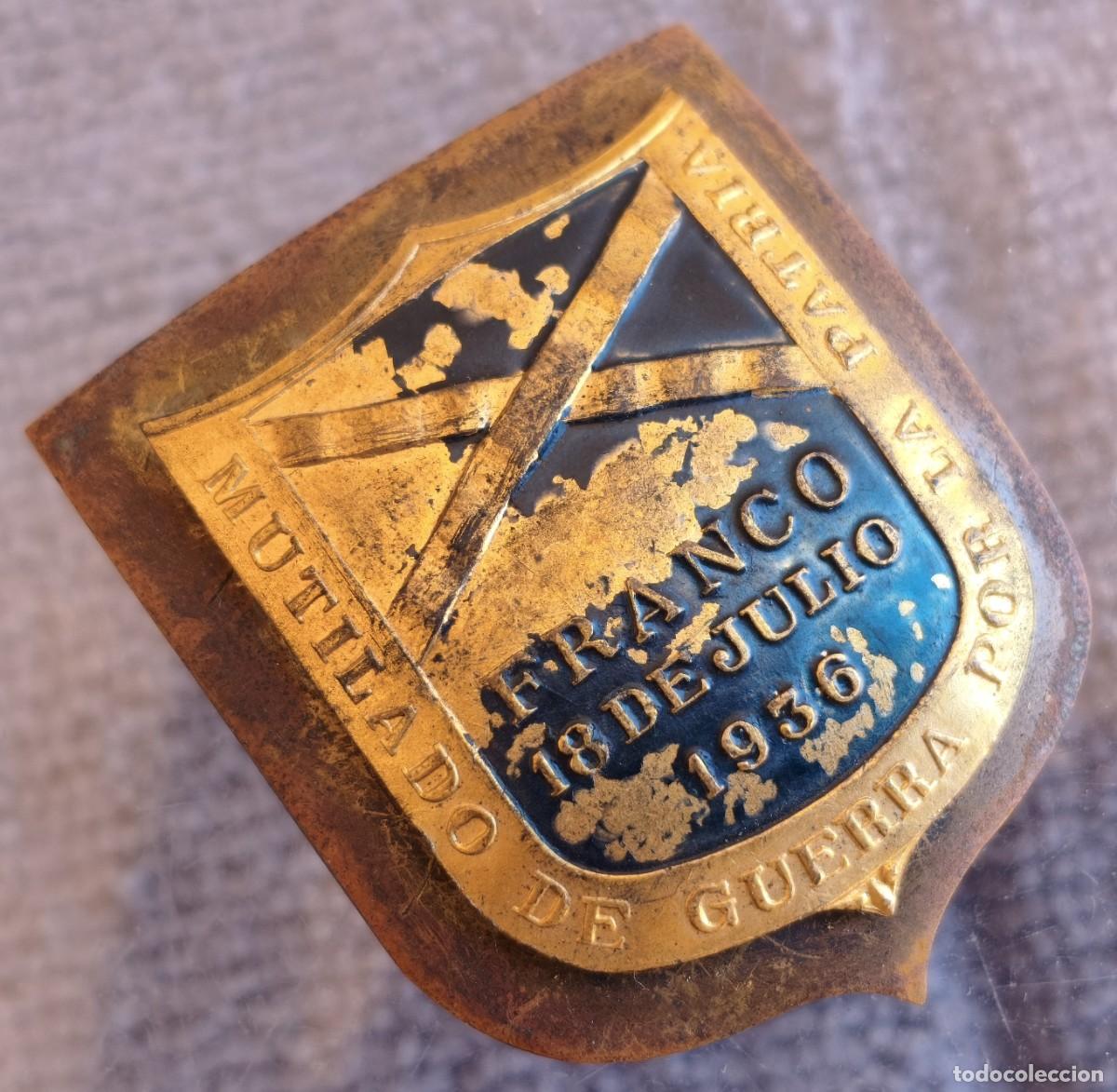 Militaria: Antiguo y curioso distintivo / insignia. Mutilados de Guerra por la Patria.