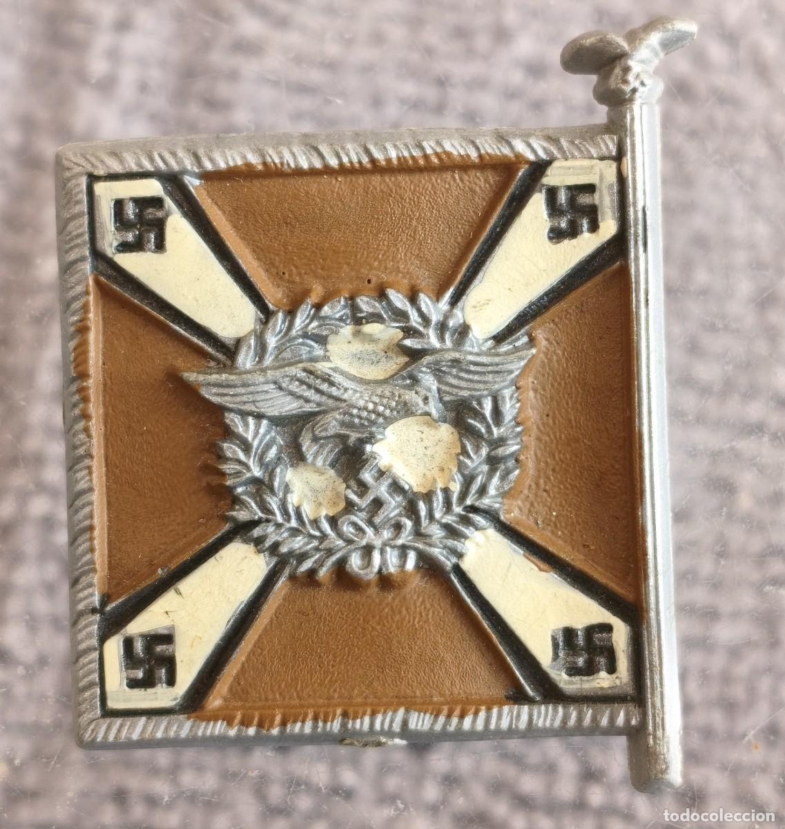 Militaria: Alemania. Peque&ntilde;a insignia. Estandarte alem&aacute;n. &Eacute;poca del Tercer Reich.