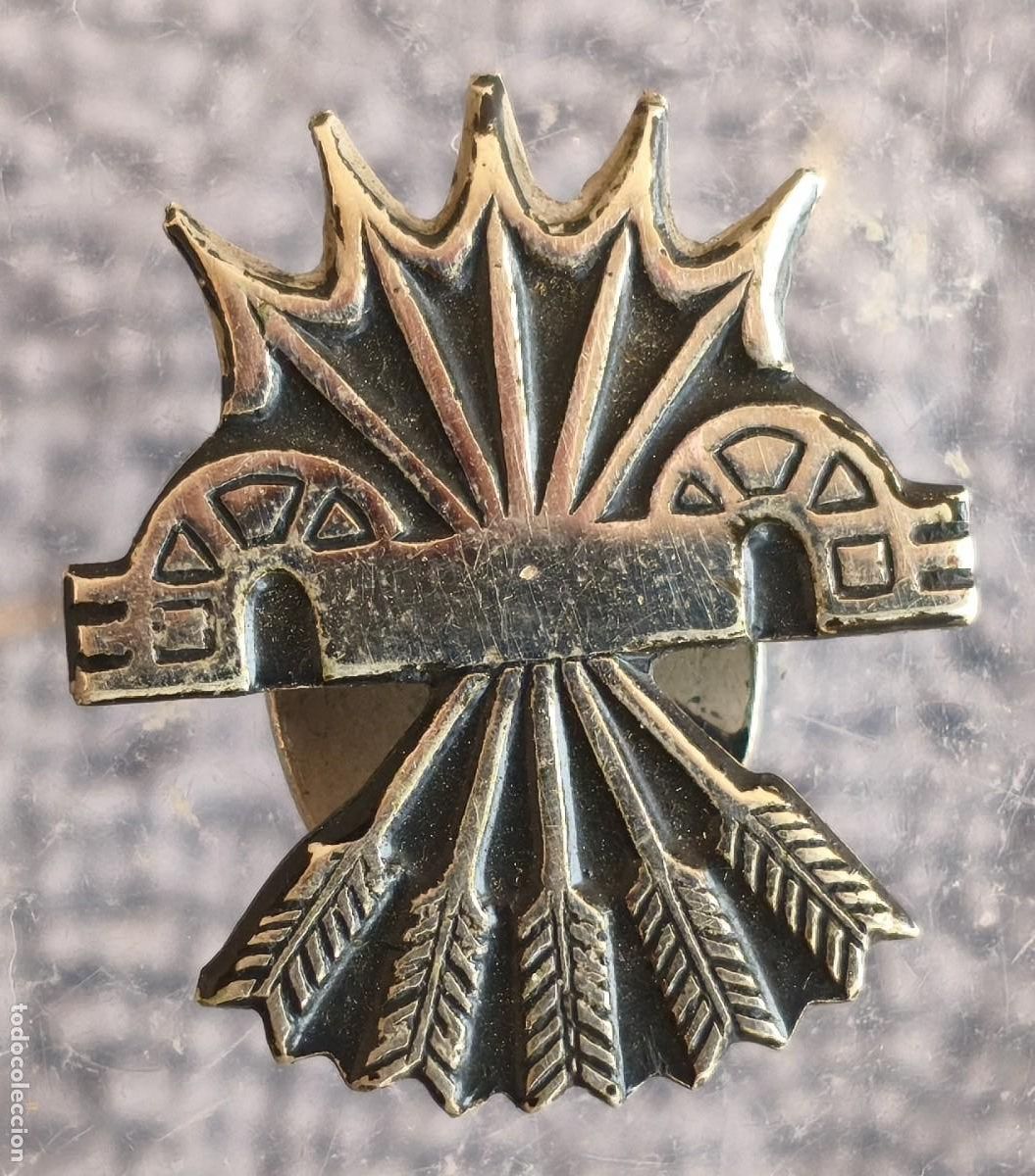 Militaria: Falange. Peque&ntilde;a insignia / distintivo para solapas de chaquetas.
