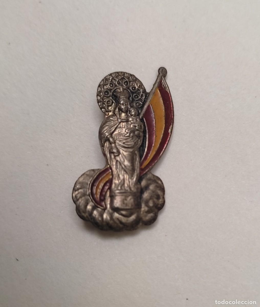 Militaria: pin insignia Virgen del Pilar con la bandera de Espa&ntilde;a - Guerra Civil o postguerra