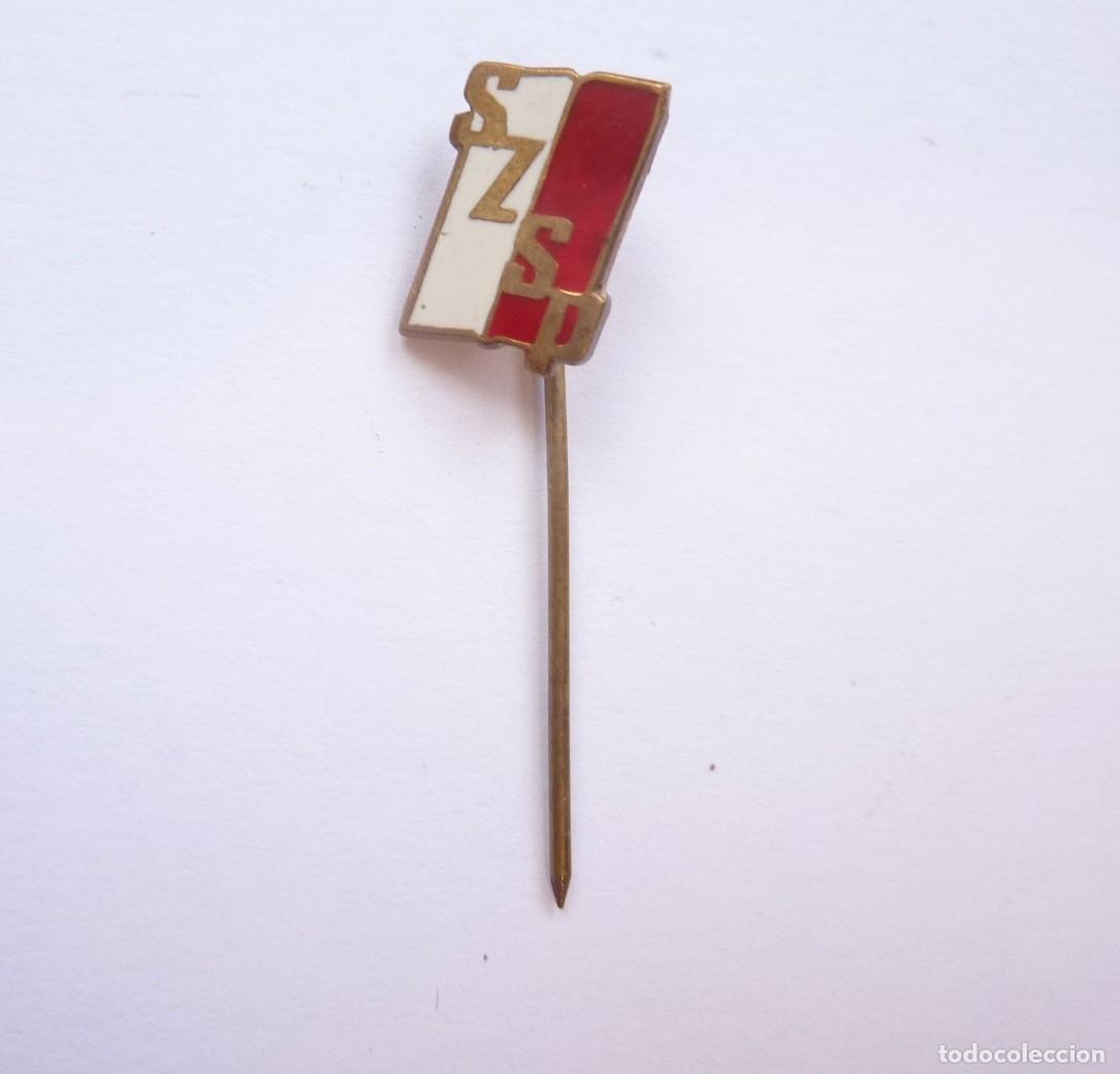 Militaria: Rep&uacute;blica Popular de Polonia: Insignia aguja Uni&oacute;n Socialista de Estudiantes Polacos. Emblema SZSP