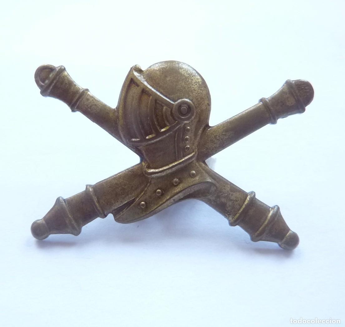 Militaria: Francia: Antiguo distintivo de tanquista. Emblema franc&eacute;s de carros de combate. Tanques