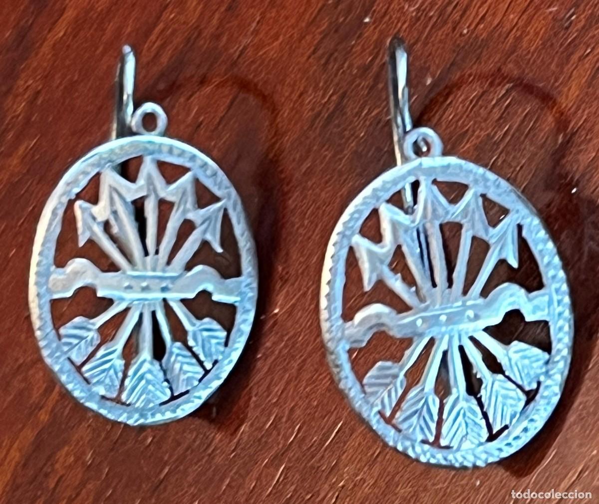 Militaria: Falange espa&ntilde;ola, Secci&oacute;n Femenina, antiguo par de pendientes de plata con el yugo y las flechas, a
