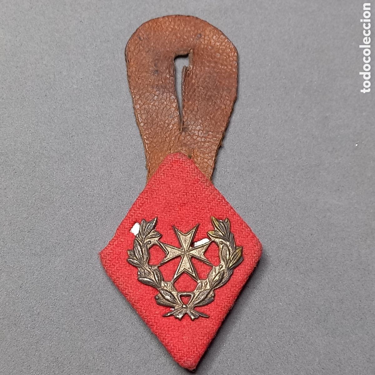 Militaria: Antiguo pepito de cuero y Losanje de textil y metal, cuerpo Sanitario del Ej&eacute;rcito Espa&ntilde;ol, a&ntilde;os 50