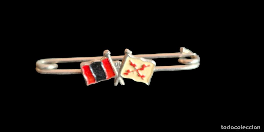 Militaria: (MI-260527)INSIGNIA DE AGUJA BABDERAS GUERRA CIVIL FALANGE Y CARLISTA