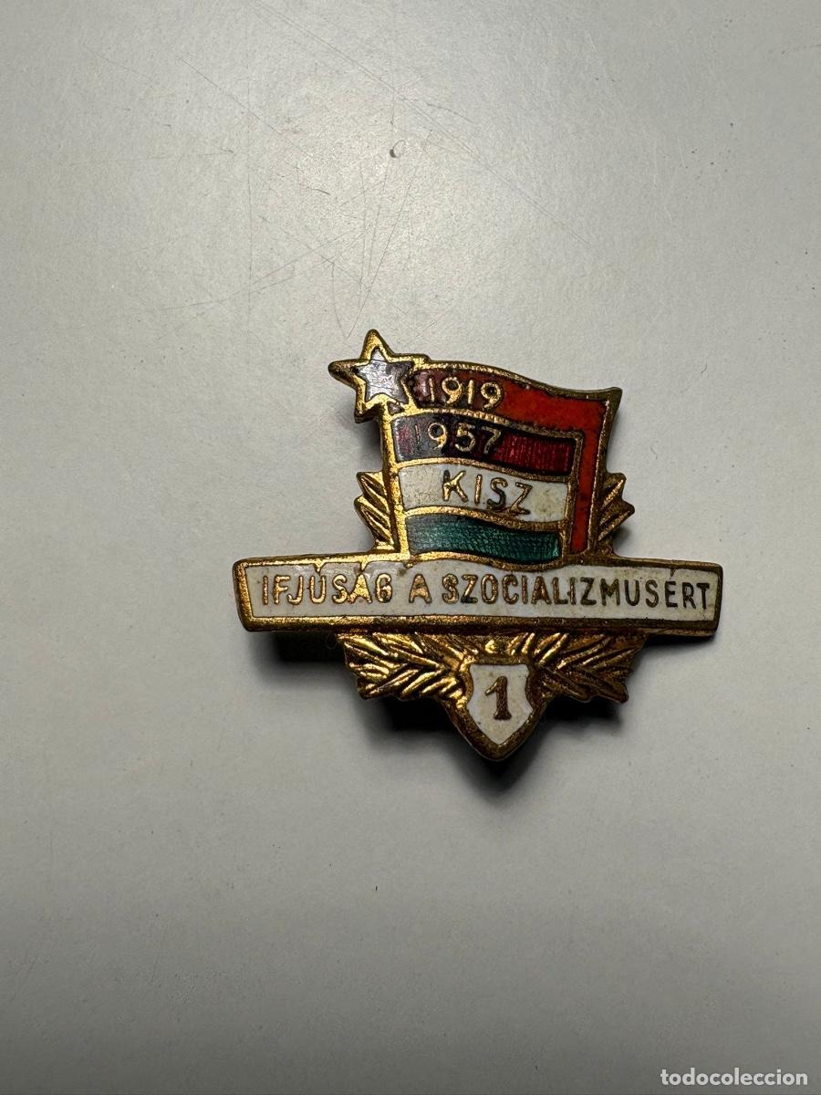 Militaria: Pareja de insignias KISZ Hungr&iacute;a - Ifj&uacute;s&aacute;g a Szocializmus&eacute;rt (Grados 1 y 2)