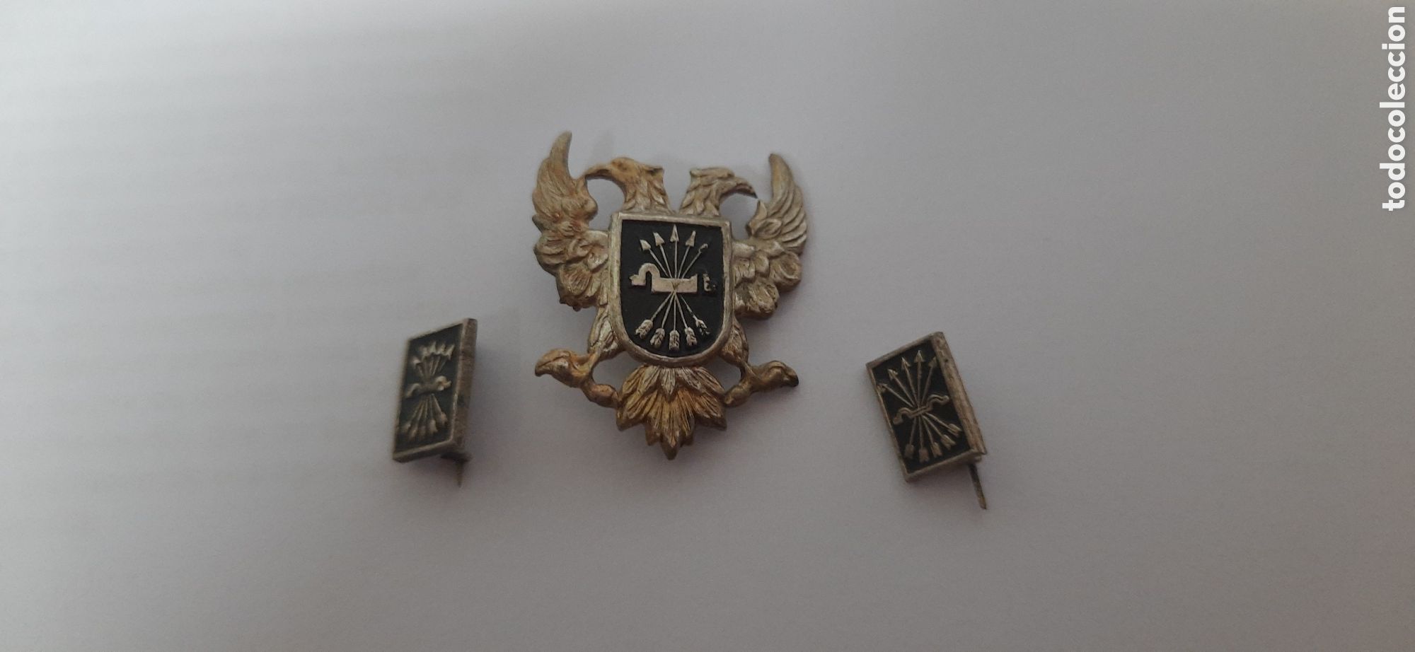Militaria: TRES antiguas insignias de falange