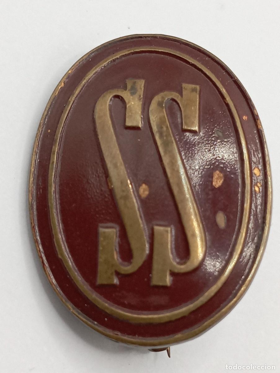 Militaria: Distintivo del Servicio Social. Rojo.