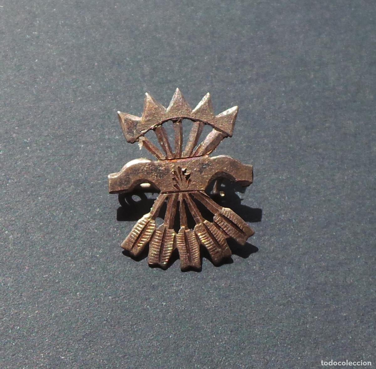 Military Antiques: INSIGNIA PATRI&Oacute;TICA. FALANGE. YUGO Y FLECHAS. EN PLATA. 2,1 CM DE ALTO.