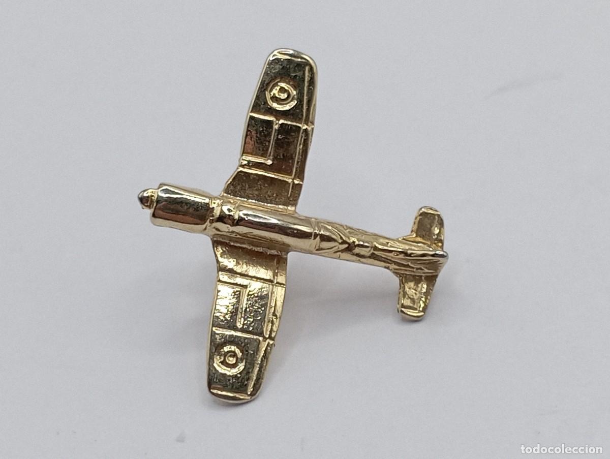 Militaria: Pin de avi&oacute;n. Dorado. - Foto 1