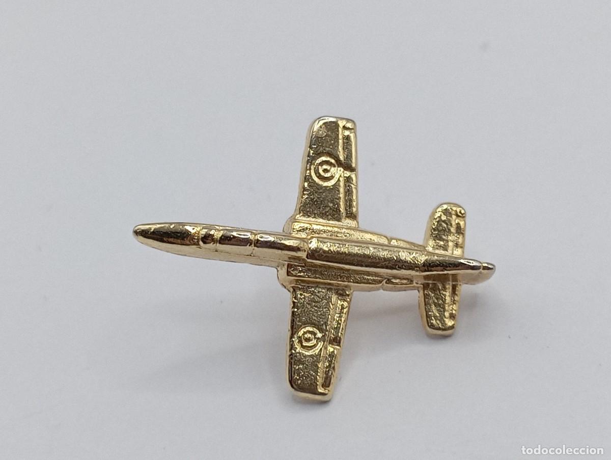 Militaria: Pin de avi&oacute;n. Dorado. - Foto 1