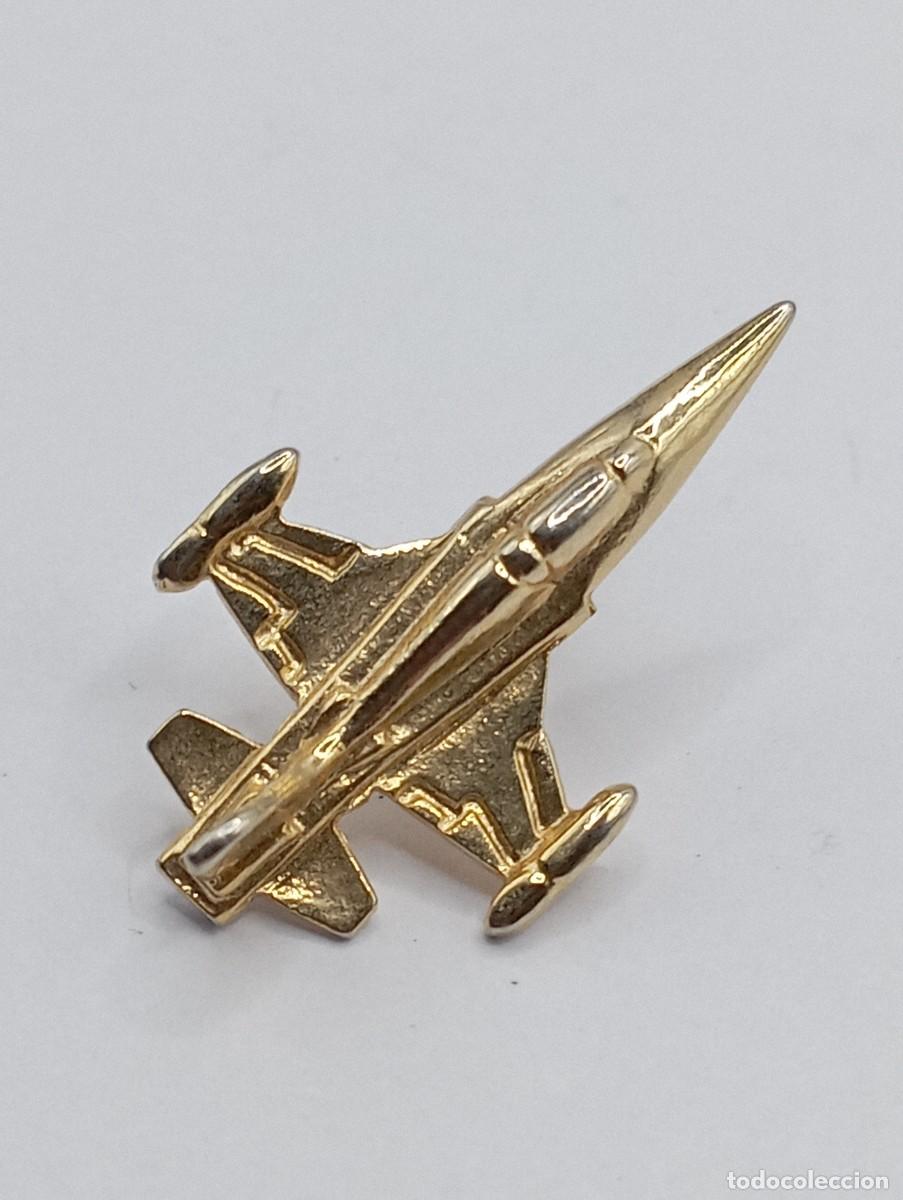 Militaria: Pin de avi&oacute;n. Dorado. - Foto 1