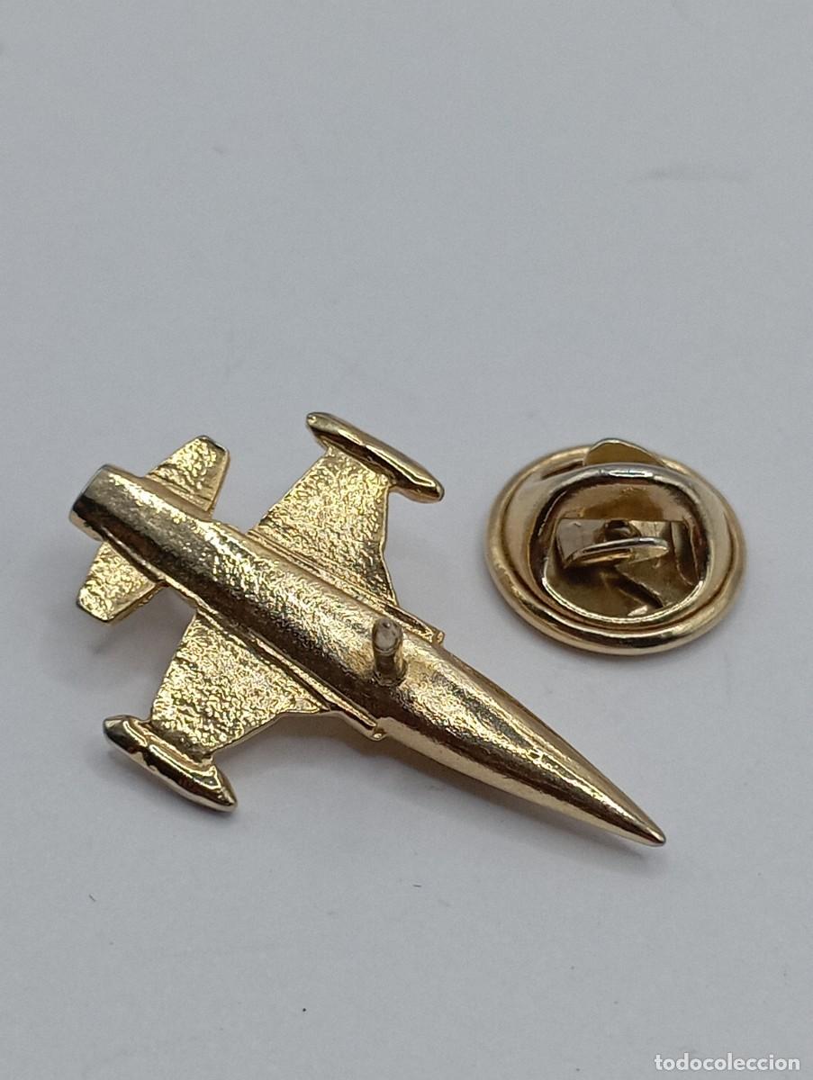 Militaria: Pin de avi&oacute;n. Dorado. - Foto 2
