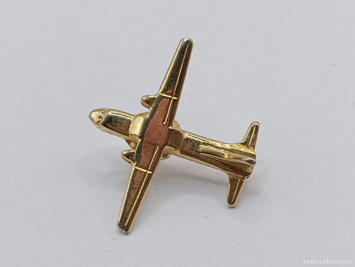 Militaria: Pin de avi&oacute;n. Dorado. - Foto 1