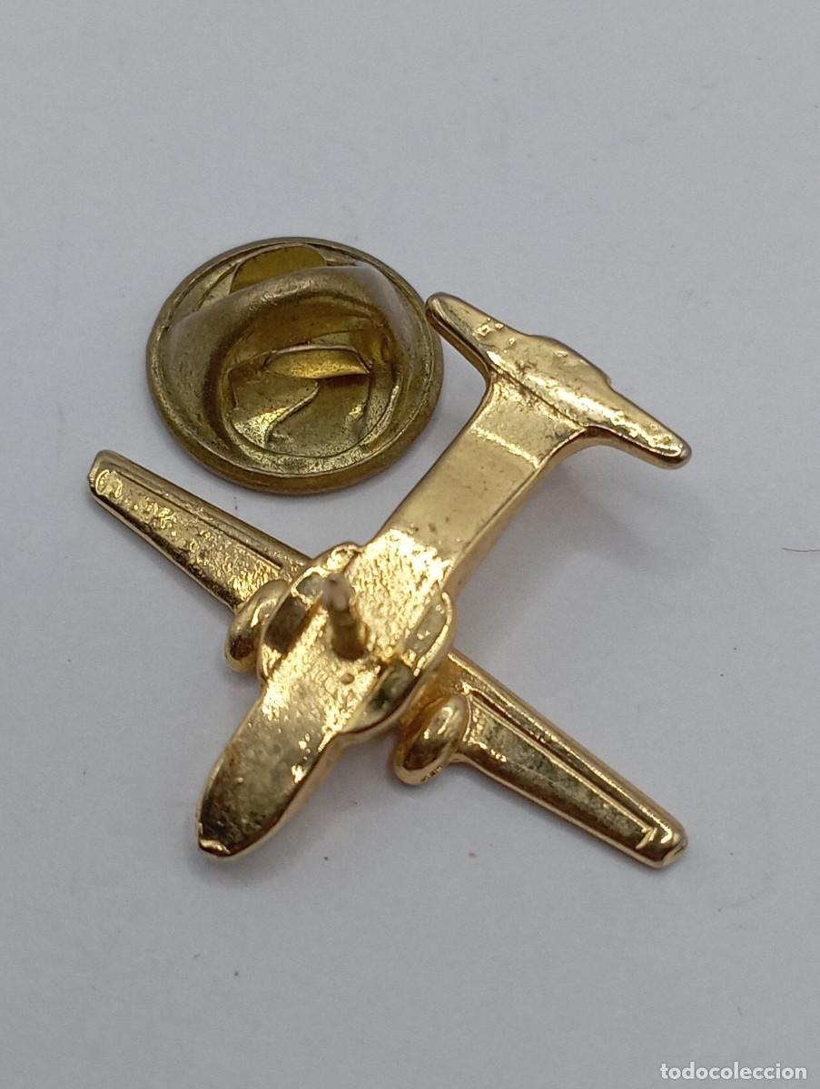 Militaria: Pin de avi&oacute;n. Dorado. - Foto 2