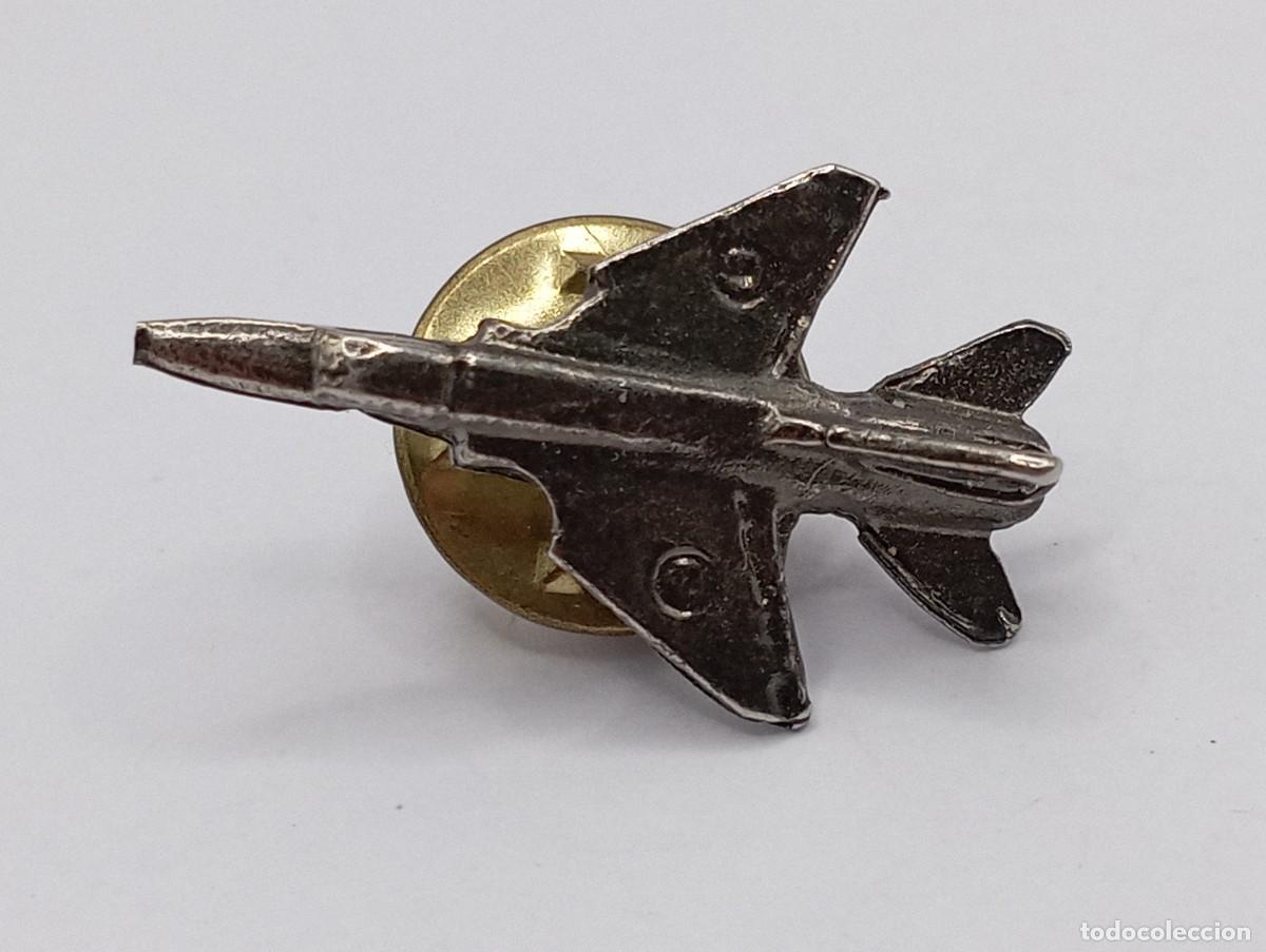 Militaria: Pin de avi&oacute;n. Plateado. - Foto 1