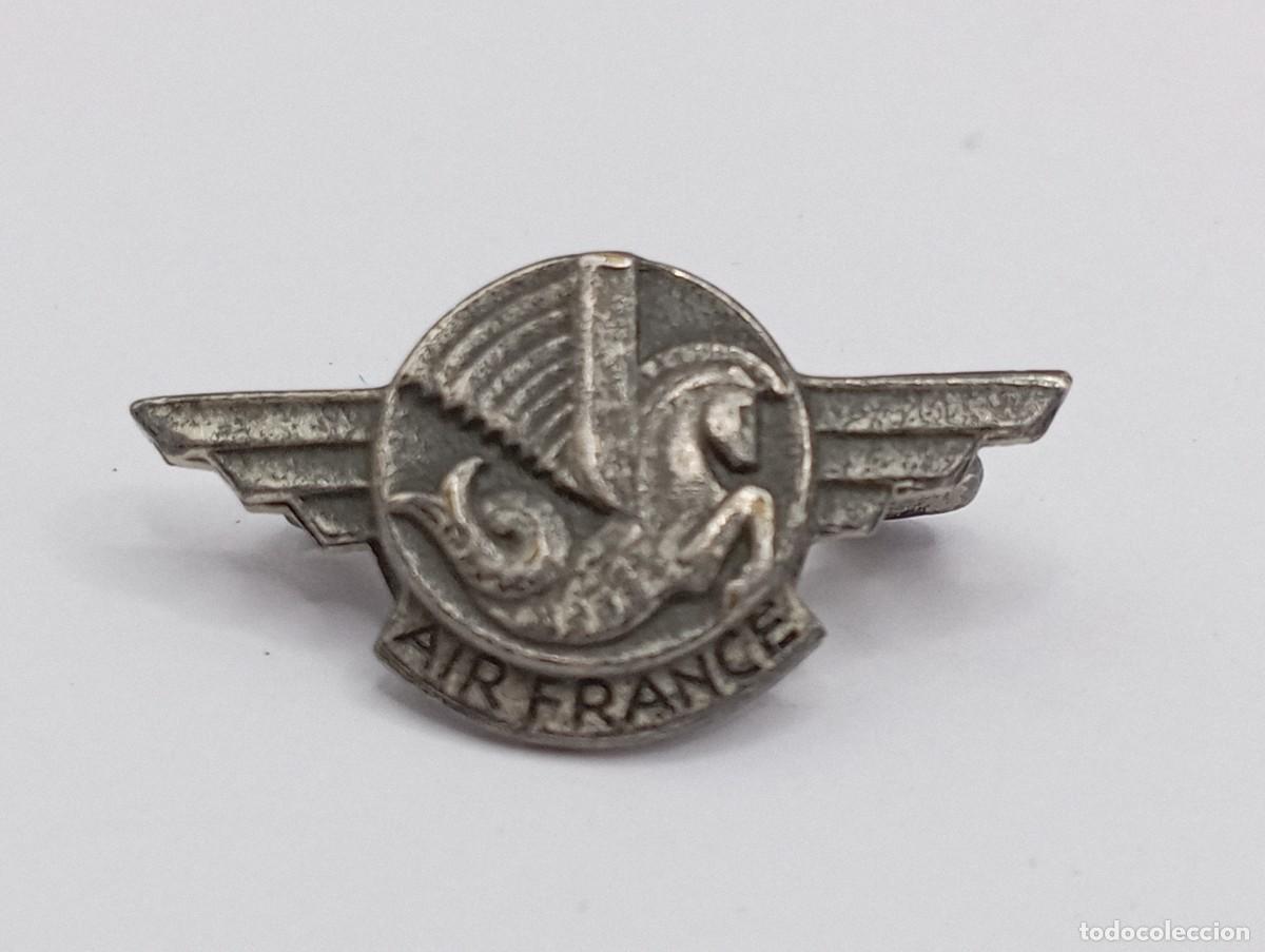 Militaria: Antigua insignia de la Air France.