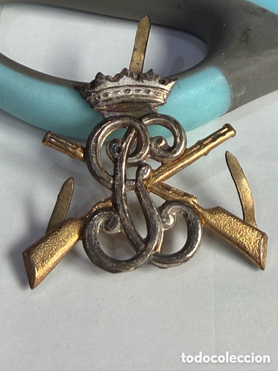 Militaria: Emblema de cuello (1) de la fusi&oacute;n de Carabineros y Guardia Civil mide 2,5 x 2,5 cm