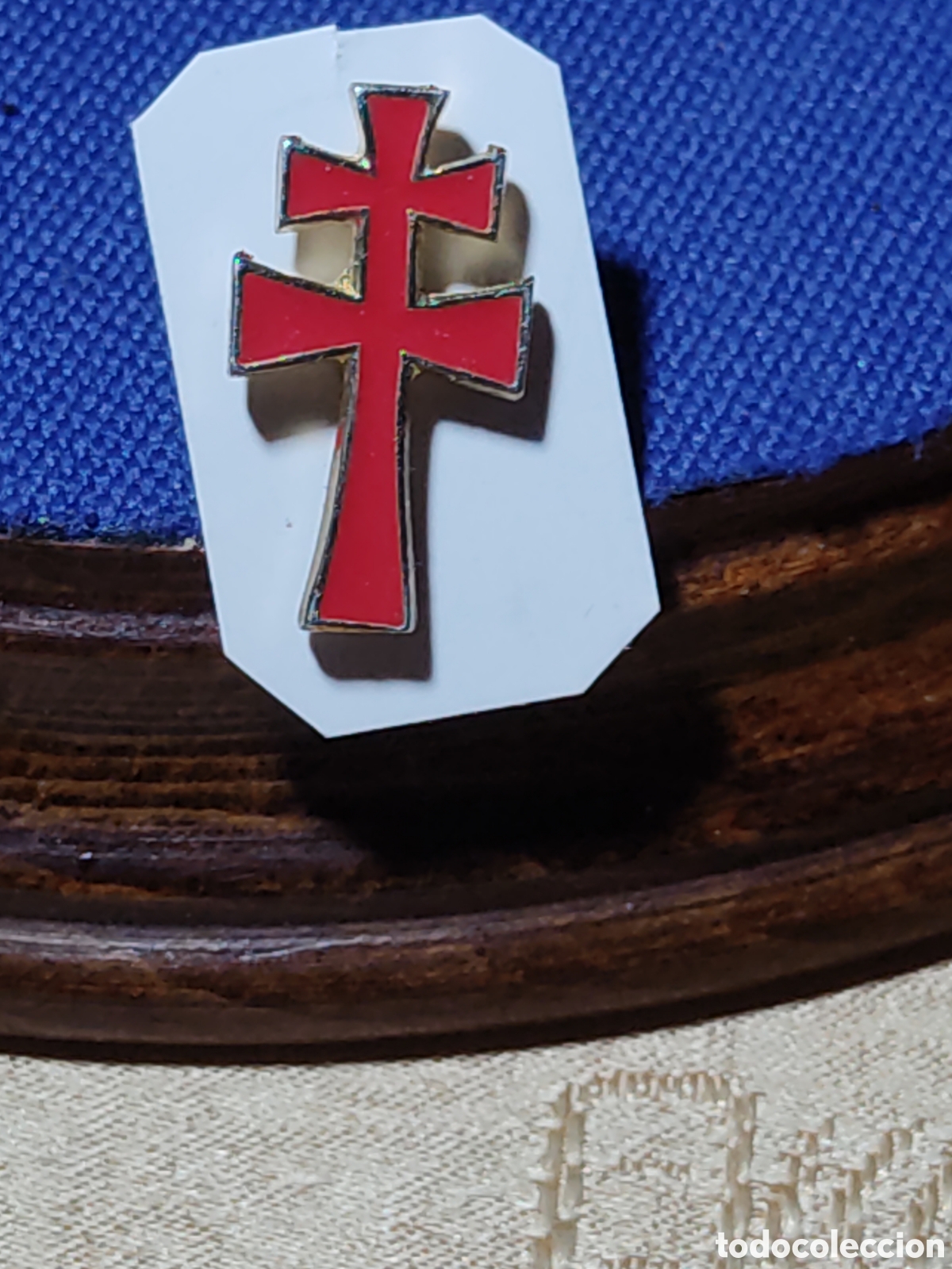 Militaria: Insignia o pin cruz de Lorena esmaltada.