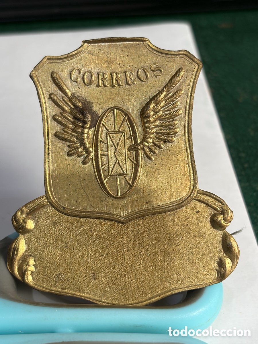 Militaria: Distintivo o Galleta para la gorra de Correos Republica Espa&ntilde;ola mide 5,5 x 4 cm