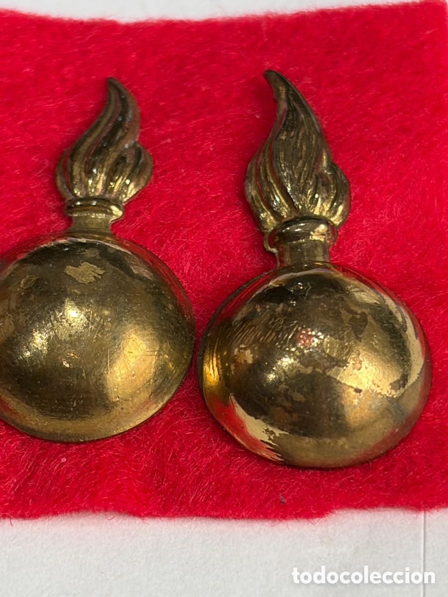 Militaria: Pareja de Insignias para Cuello Bombetas de Artiller&iacute;a - mide 3 x 1,5 cm