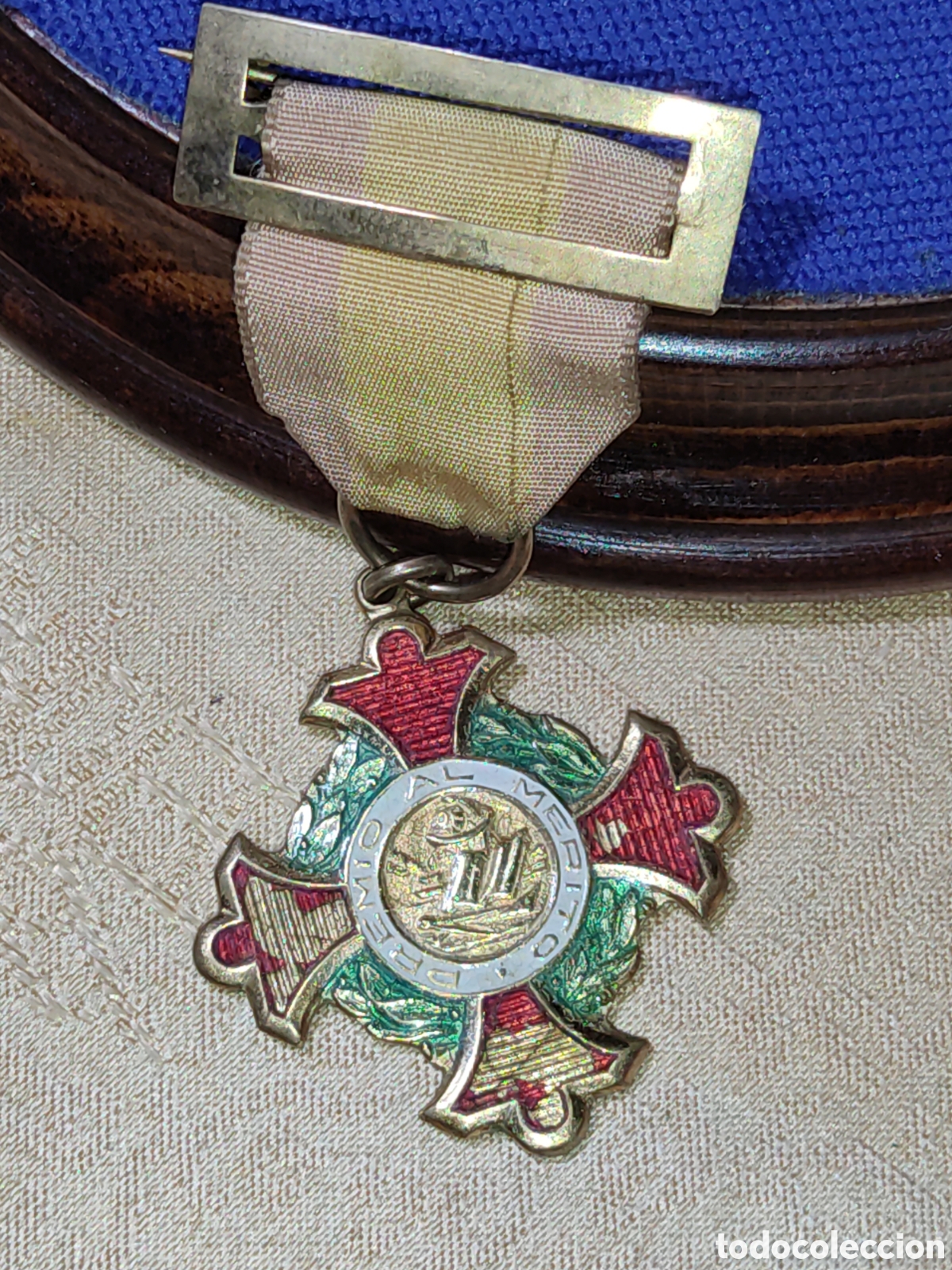 Militaria: Insignia & cruz con esmalte premio al m&eacute;rito