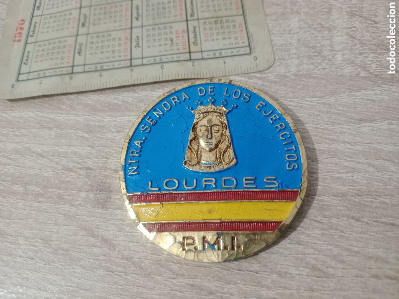 Militaria: Placa o insignia militar de tama&ntilde;o. Lourdes. Nuestra Se&ntilde;ora de los Ej&eacute;rcitos. Peregrinaje