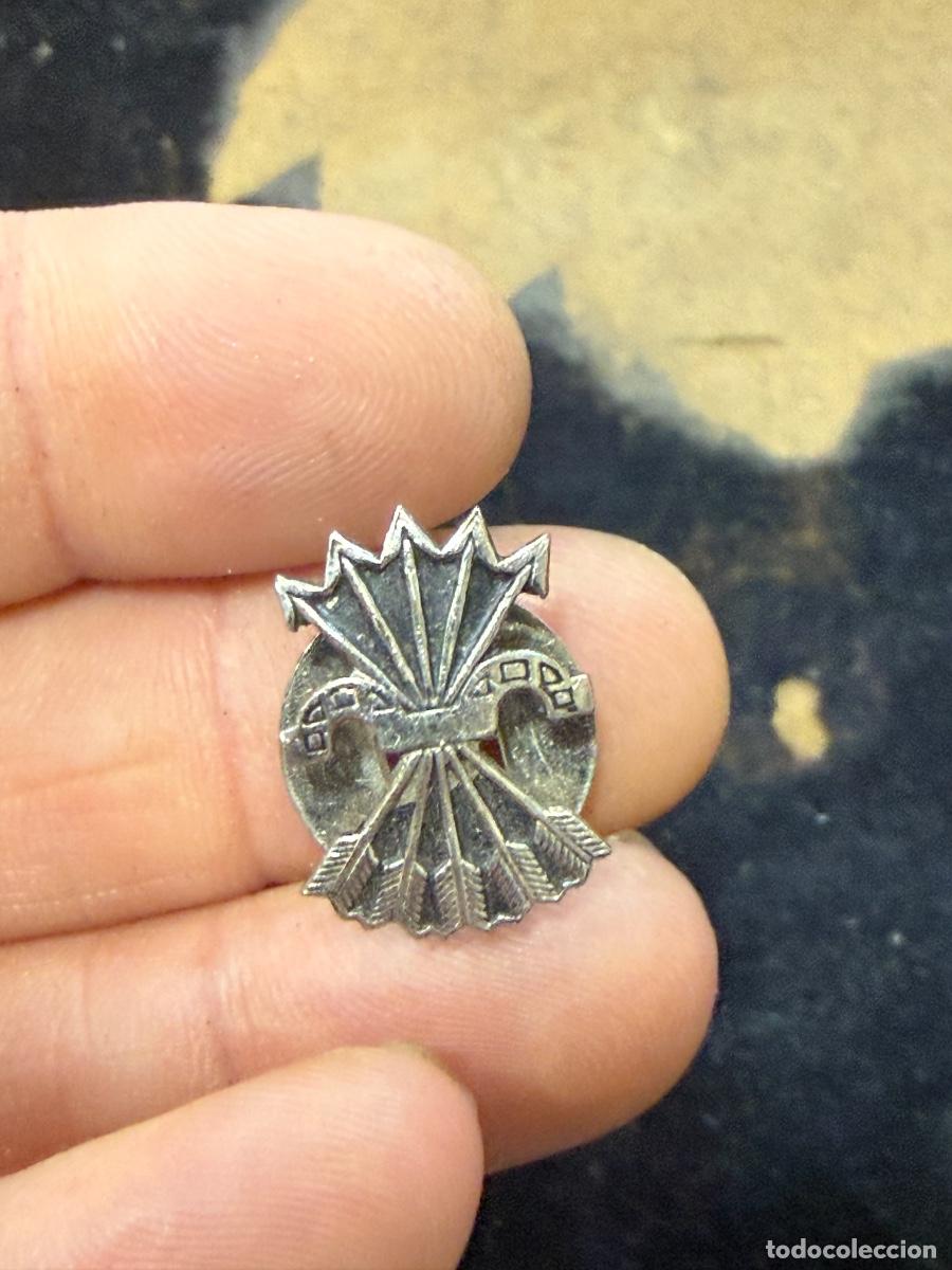 Militaria: Pin de ojal de la falange, Ega&ntilde;a