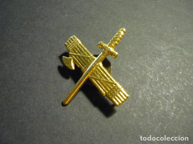 Militaria: GUARDIA CIVIL INSIGNIA PARA GORRA O UNIFORME 2,5 X 2,3 CM
