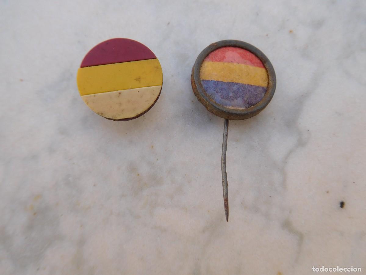 Militaria: 2 insignias o similar de la rep&uacute;blica espa&ntilde;ola