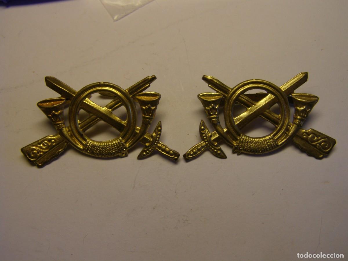 Militaria: Par de insignias de infanter&iacute;a, guerra civil espa&ntilde;ola, para cuello o gorra.