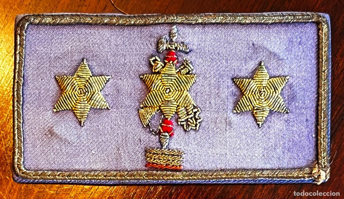 Militaria: GALLETA DE CAPITAN CON DSTINTIVO BORDADO POSIBLEMENTE DE PERMANENCIA EN LAS FUERZAS REGULARES INDIGE
