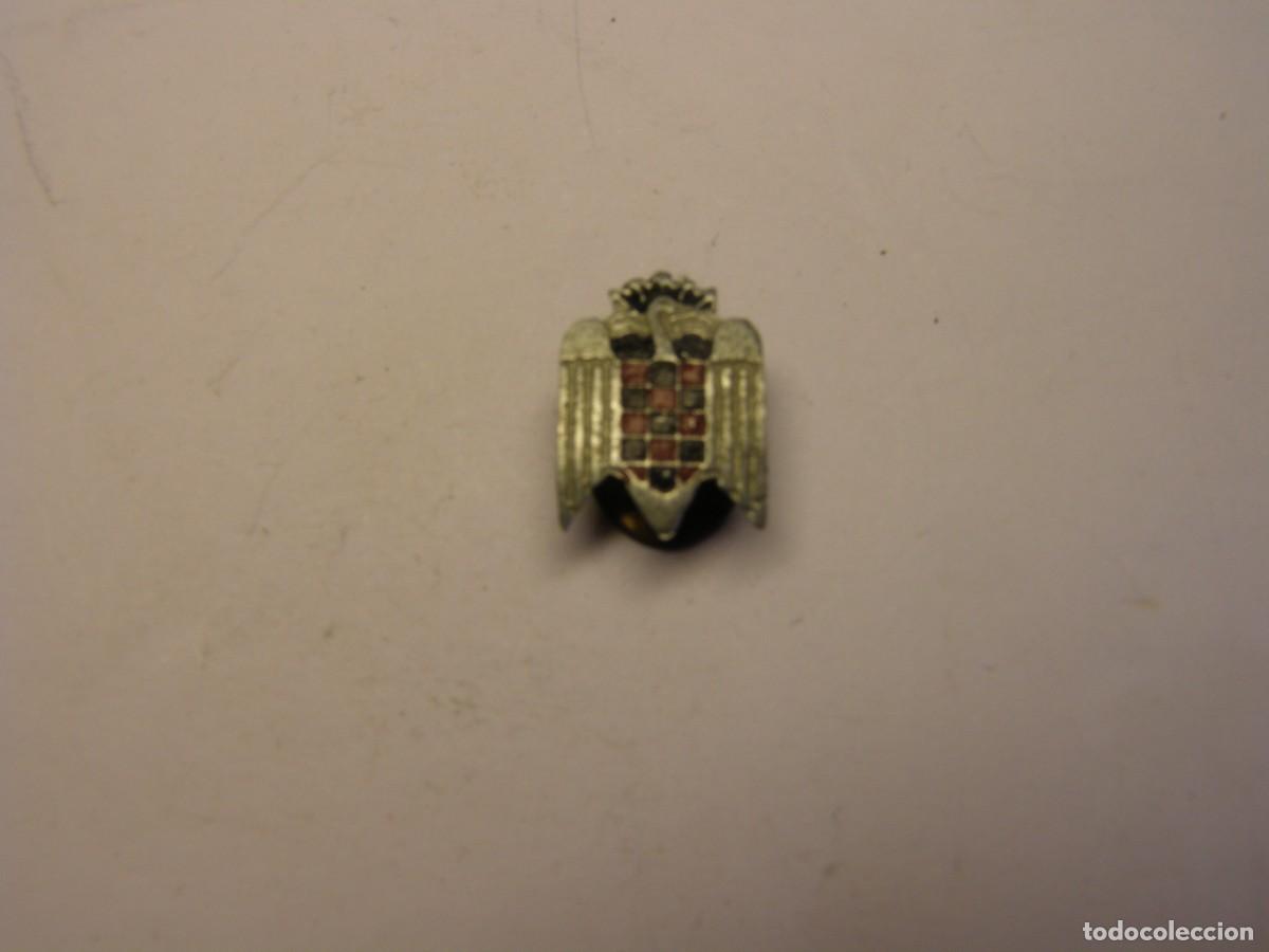 Militaria: Insignia del SEU, sindicato universitario franquista, a&ntilde;os 40. De ojal.